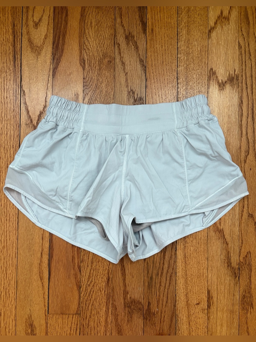 Lululemon Hotty Hot Shorts low rise 2.5" color-white: Size 4